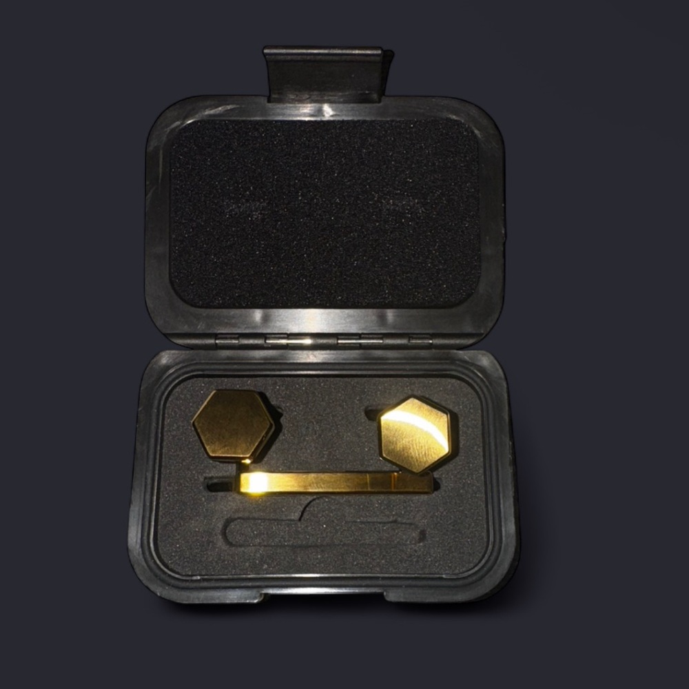 Ridge 24K Gold - Cufflinks & Tie Bar Set was told that set has 1/8th ounce gold - Picture 3 of 12